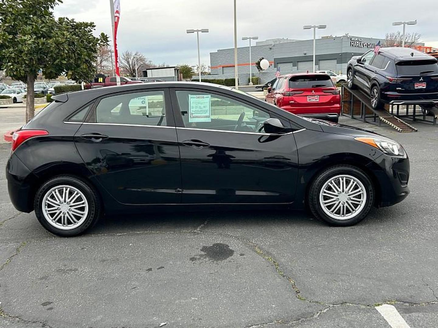 2017 BLACK Hyundai Elantra GT (KMHD35LHXHU) with an 4-Cyl 2.0 Liter engine, Auto 6-Spd Shiftronic transmission, located at 412 Auto Vista Drive, Palmdale, CA, 93551, (661) 945-0620, 34.592636, -118.136681 - Photo#7