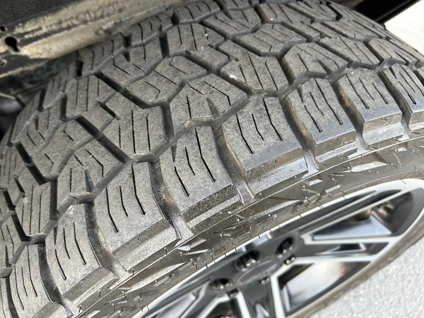 2018 BLACK GMC Sierra 1500 2WD (3GTP1MEC4JG) with an 8-Cyl 5.8 Liter engine, Automatic 6-Spd HD w/Overdrive transmission, located at 412 Auto Vista Drive, Palmdale, CA, 93551, (661) 945-0620, 34.592636, -118.136681 - Photo#19