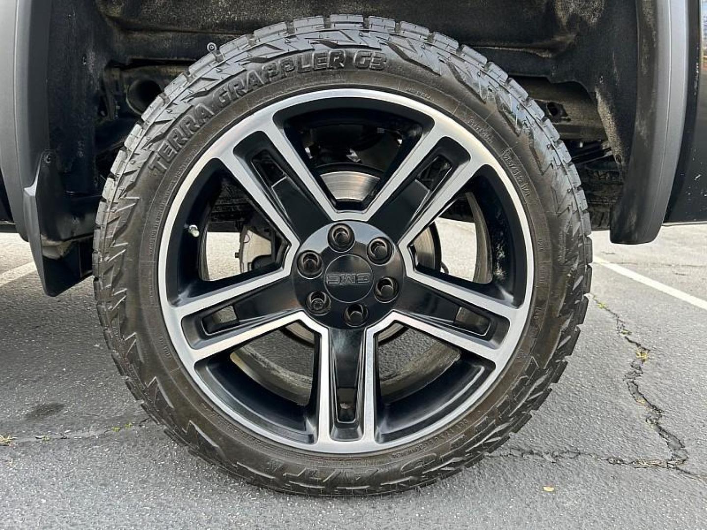 2018 BLACK GMC Sierra 1500 2WD (3GTP1MEC4JG) with an 8-Cyl 5.8 Liter engine, Automatic 6-Spd HD w/Overdrive transmission, located at 412 Auto Vista Drive, Palmdale, CA, 93551, (661) 945-0620, 34.592636, -118.136681 - Photo#20