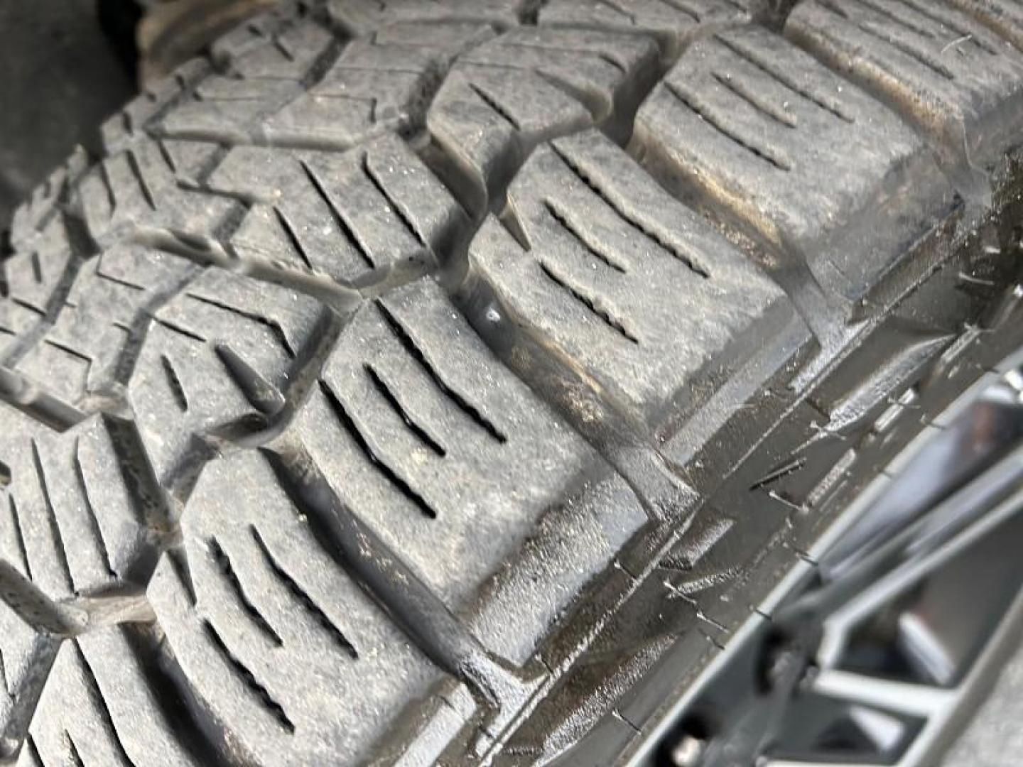 2018 BLACK GMC Sierra 1500 2WD (3GTP1MEC4JG) with an 8-Cyl 5.8 Liter engine, Automatic 6-Spd HD w/Overdrive transmission, located at 412 Auto Vista Drive, Palmdale, CA, 93551, (661) 945-0620, 34.592636, -118.136681 - Photo#21