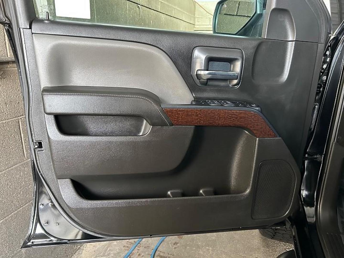 2018 BLACK GMC Sierra 1500 2WD (3GTP1MEC4JG) with an 8-Cyl 5.8 Liter engine, Automatic 6-Spd HD w/Overdrive transmission, located at 412 Auto Vista Drive, Palmdale, CA, 93551, (661) 945-0620, 34.592636, -118.136681 - Photo#22