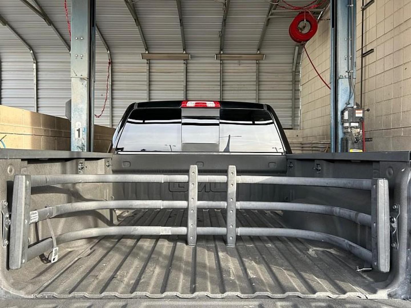 2018 BLACK GMC Sierra 1500 2WD (3GTP1MEC4JG) with an 8-Cyl 5.8 Liter engine, Automatic 6-Spd HD w/Overdrive transmission, located at 412 Auto Vista Drive, Palmdale, CA, 93551, (661) 945-0620, 34.592636, -118.136681 - Photo#35