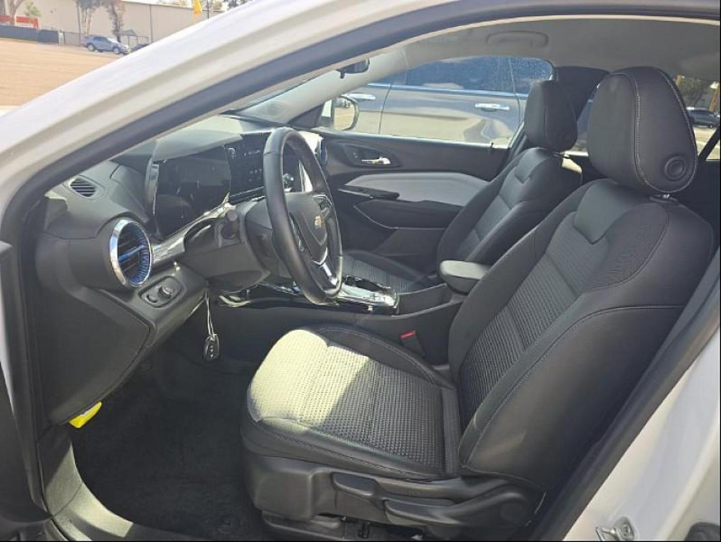 2025 WHITE Chevrolet Trax (KL77LHEP0SC) with an 3-Cyl Turbo 1.2 Liter engine, Automatic transmission, located at 412 Auto Vista Drive, Palmdale, CA, 93551, (661) 945-0620, 34.592636, -118.136681 - Photo#1
