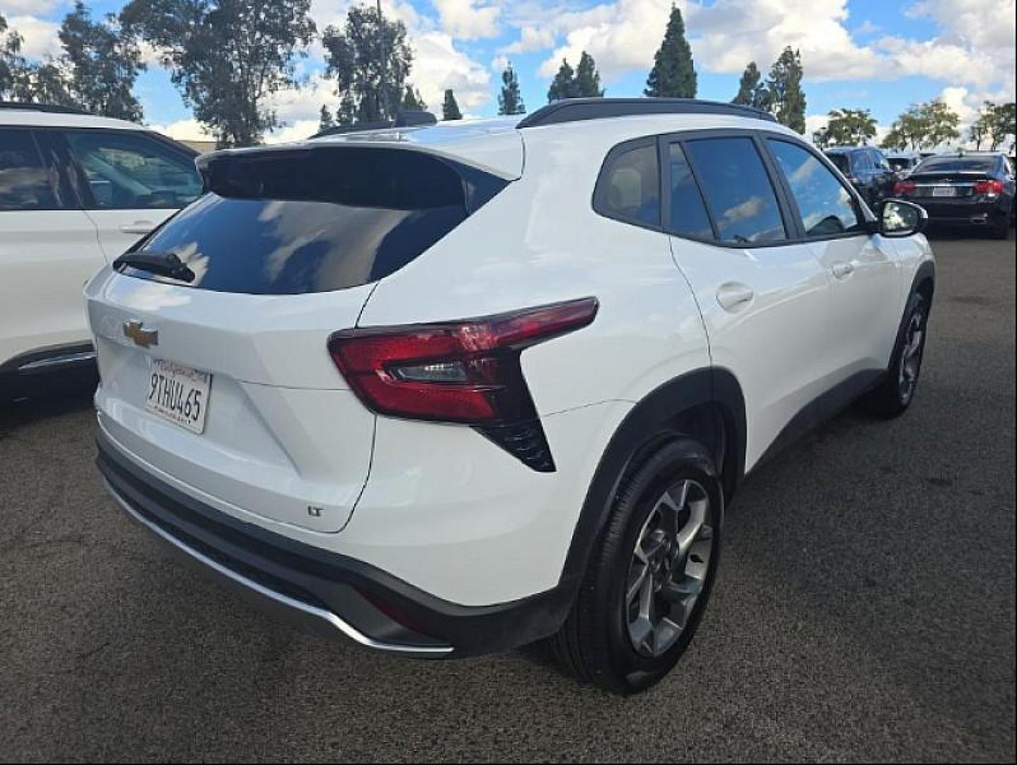 2025 WHITE Chevrolet Trax (KL77LHEP0SC) with an 3-Cyl Turbo 1.2 Liter engine, Automatic transmission, located at 412 Auto Vista Drive, Palmdale, CA, 93551, (661) 945-0620, 34.592636, -118.136681 - Photo#5