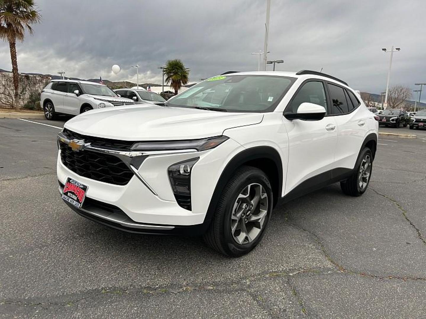 2025 WHITE Chevrolet Trax (KL77LHEP0SC) with an 3-Cyl Turbo 1.2 Liter engine, Automatic transmission, located at 412 Auto Vista Drive, Palmdale, CA, 93551, (661) 945-0620, 34.592636, -118.136681 - Photo#4