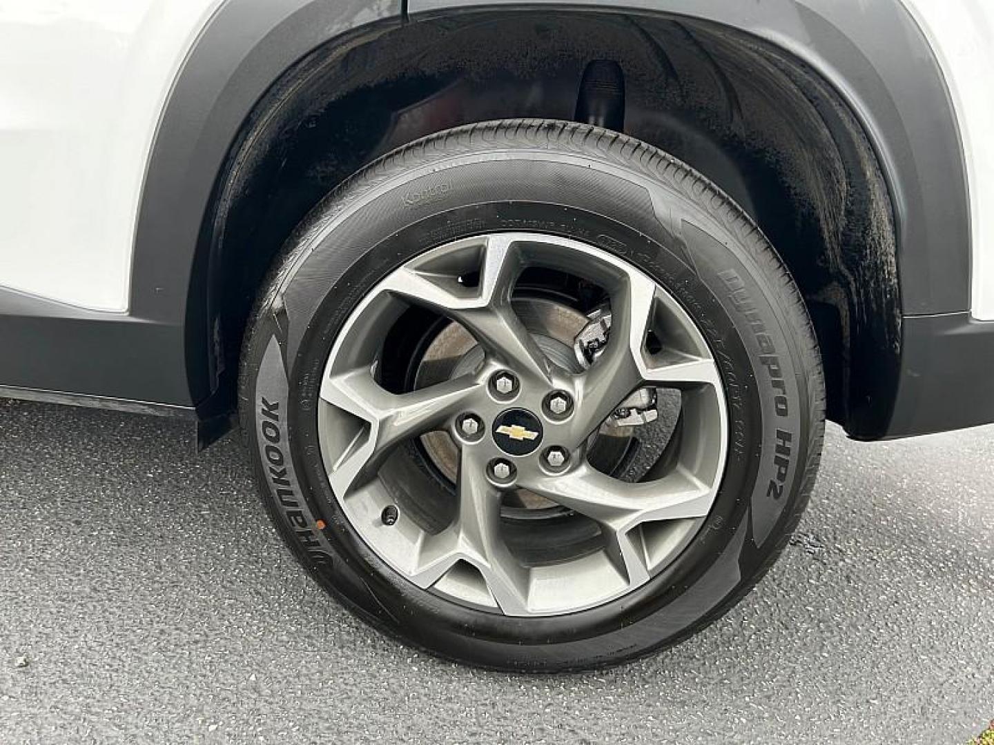 2025 WHITE Chevrolet Trax (KL77LHEP0SC) with an 3-Cyl Turbo 1.2 Liter engine, Automatic transmission, located at 412 Auto Vista Drive, Palmdale, CA, 93551, (661) 945-0620, 34.592636, -118.136681 - Photo#15