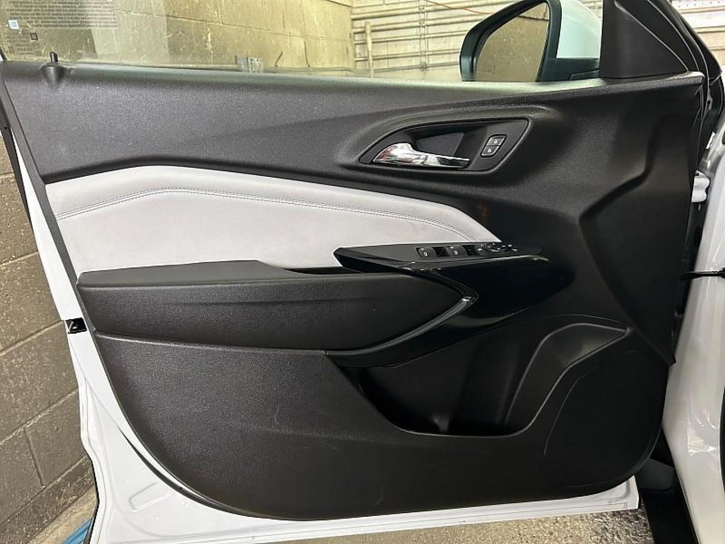 2025 WHITE Chevrolet Trax (KL77LHEP0SC) with an 3-Cyl Turbo 1.2 Liter engine, Automatic transmission, located at 412 Auto Vista Drive, Palmdale, CA, 93551, (661) 945-0620, 34.592636, -118.136681 - Photo#20