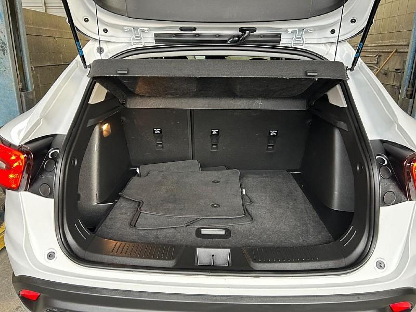 2025 WHITE Chevrolet Trax (KL77LHEP0SC) with an 3-Cyl Turbo 1.2 Liter engine, Automatic transmission, located at 412 Auto Vista Drive, Palmdale, CA, 93551, (661) 945-0620, 34.592636, -118.136681 - Photo#28