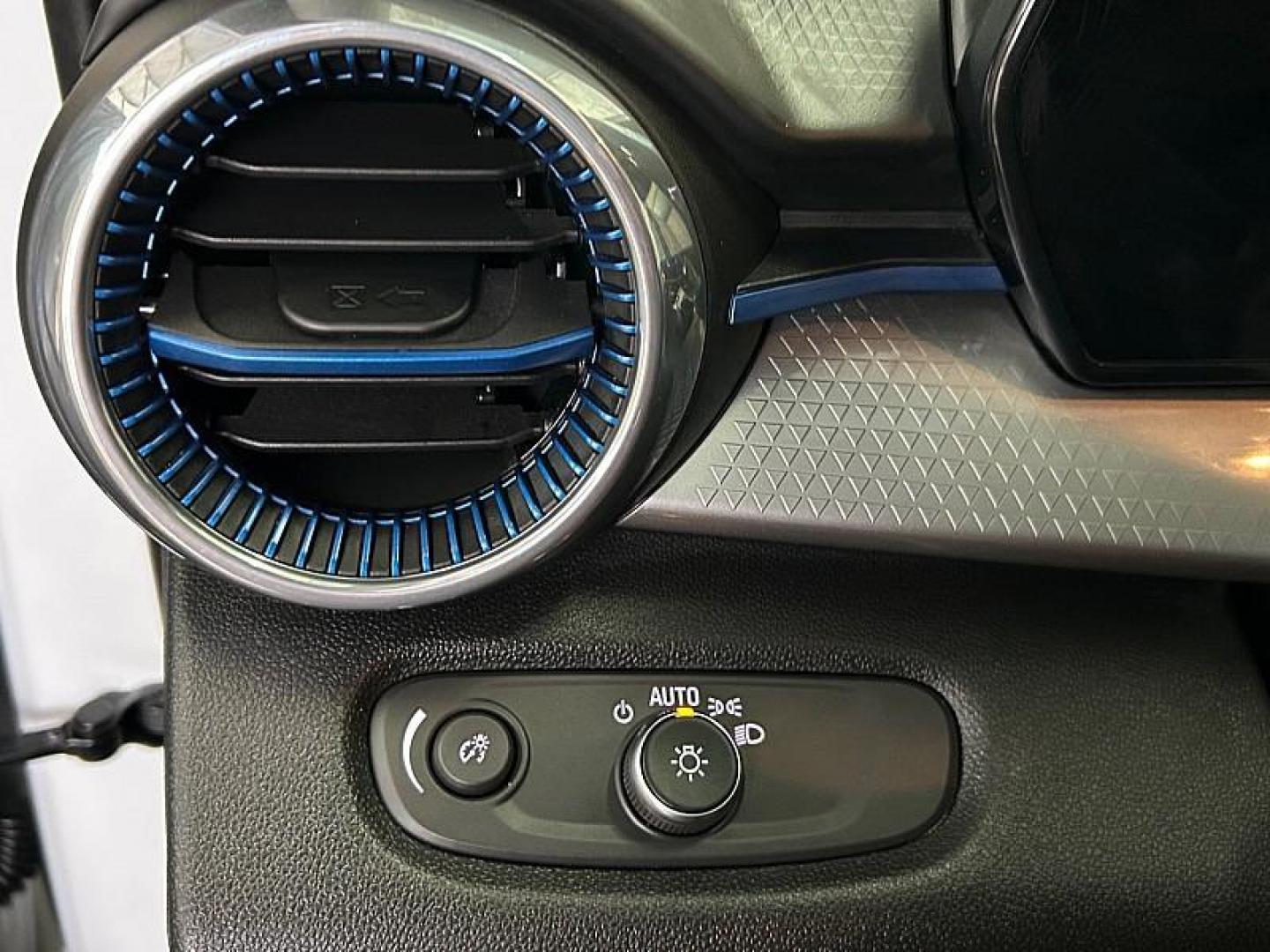 2025 WHITE Chevrolet Trax (KL77LHEP0SC) with an 3-Cyl Turbo 1.2 Liter engine, Automatic transmission, located at 412 Auto Vista Drive, Palmdale, CA, 93551, (661) 945-0620, 34.592636, -118.136681 - Photo#32