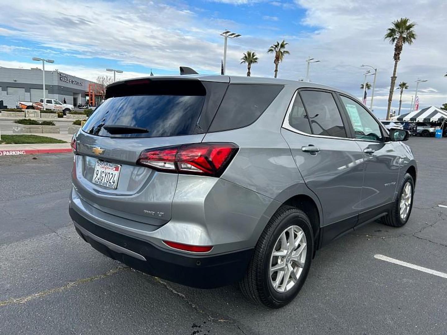 2024 SILVER Chevrolet Equinox (3GNAXUEGXRL) with an 4-Cyl Turbo 1.5 Liter engine, Automatic 6-Spd w/Overdrive transmission, located at 412 Auto Vista Drive, Palmdale, CA, 93551, (661) 945-0620, 34.592636, -118.136681 - Photo#2