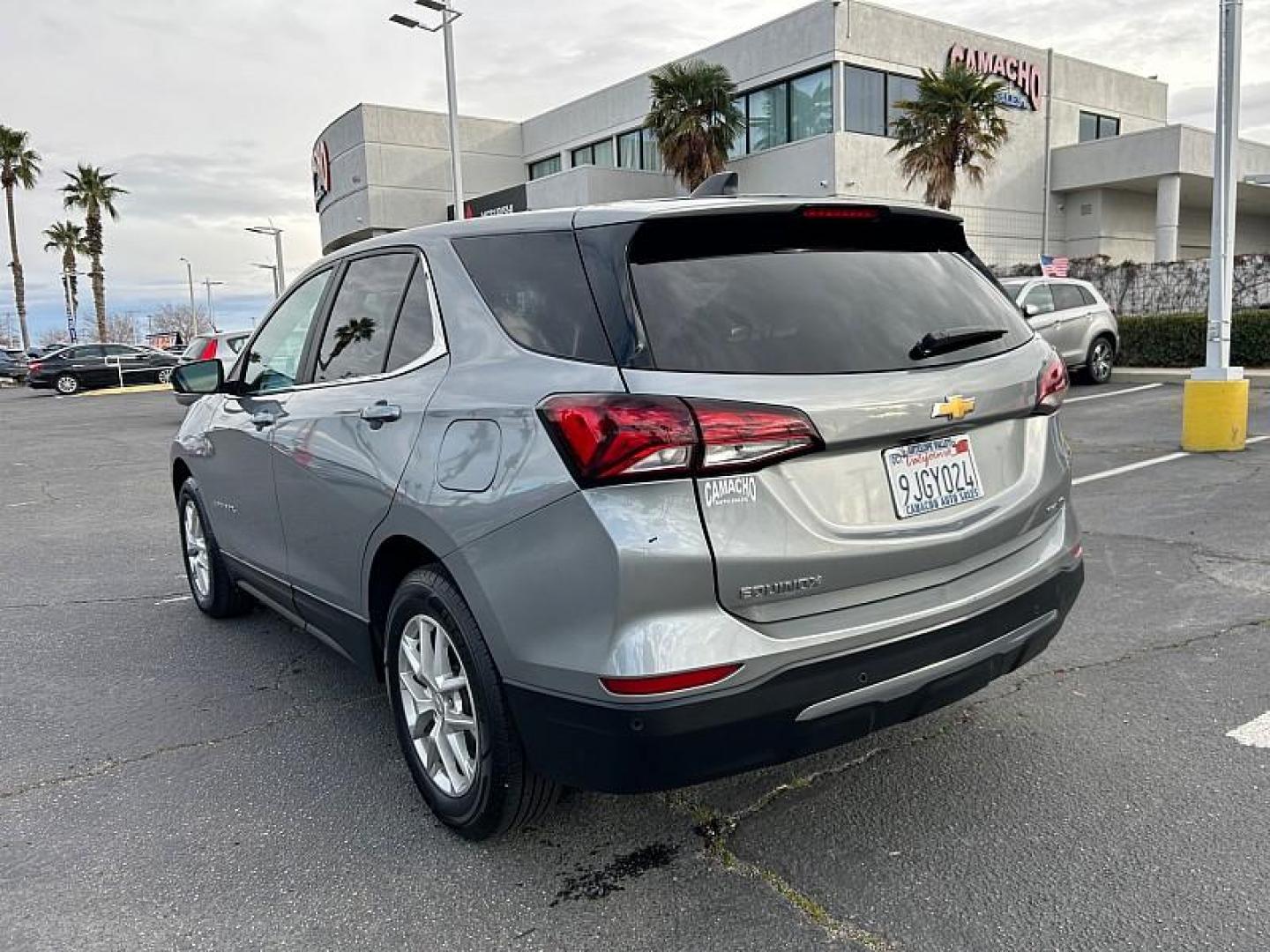 2024 SILVER Chevrolet Equinox (3GNAXUEGXRL) with an 4-Cyl Turbo 1.5 Liter engine, Automatic 6-Spd w/Overdrive transmission, located at 412 Auto Vista Drive, Palmdale, CA, 93551, (661) 945-0620, 34.592636, -118.136681 - Photo#4