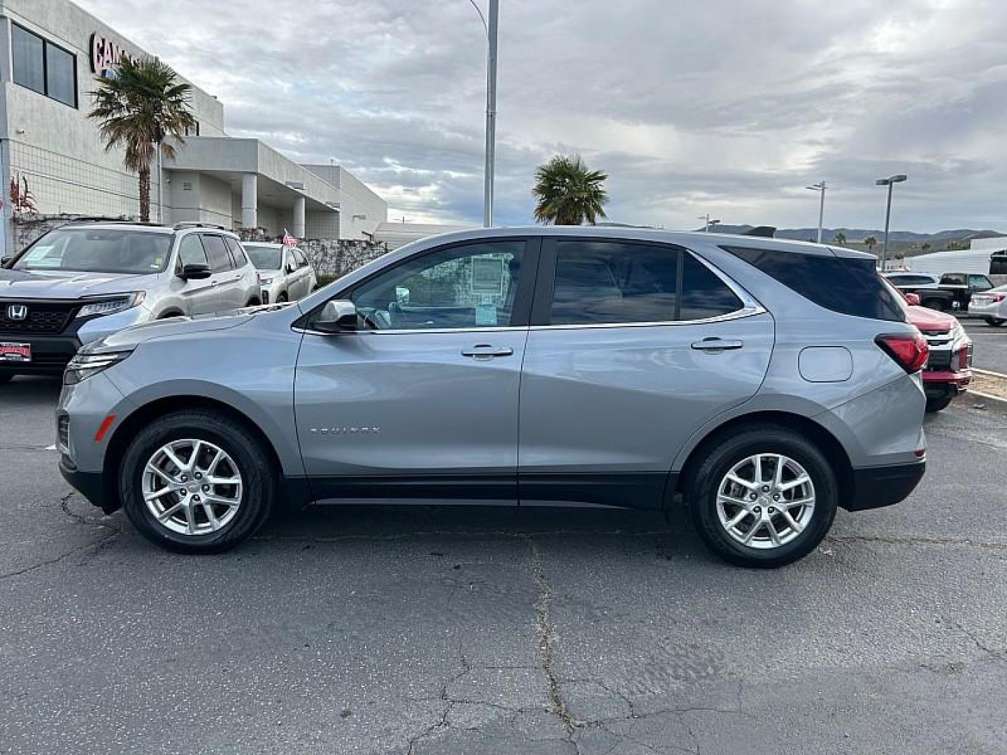 2024 SILVER Chevrolet Equinox (3GNAXUEGXRL) with an 4-Cyl Turbo 1.5 Liter engine, Automatic 6-Spd w/Overdrive transmission, located at 412 Auto Vista Drive, Palmdale, CA, 93551, (661) 945-0620, 34.592636, -118.136681 - Photo#5