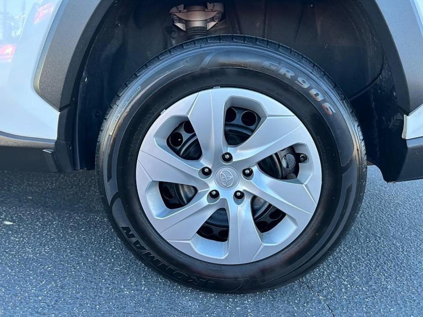 2024 WHITE Toyota RAV4 (2T3F1RFV8RC) with an 4-Cyl 2.5 Liter engine, Automatic 8-Spd w/Direct transmission, located at 412 Auto Vista Drive, Palmdale, CA, 93551, (661) 945-0620, 34.592636, -118.136681 - Photo#18