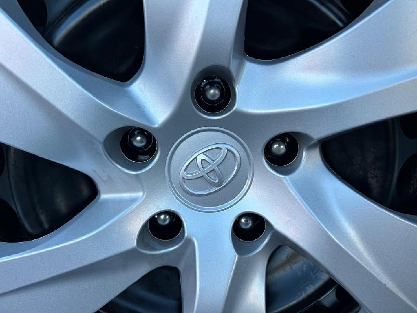 2024 WHITE Toyota RAV4 (2T3F1RFV8RC) with an 4-Cyl 2.5 Liter engine, Automatic 8-Spd w/Direct transmission, located at 412 Auto Vista Drive, Palmdale, CA, 93551, (661) 945-0620, 34.592636, -118.136681 - Photo#19