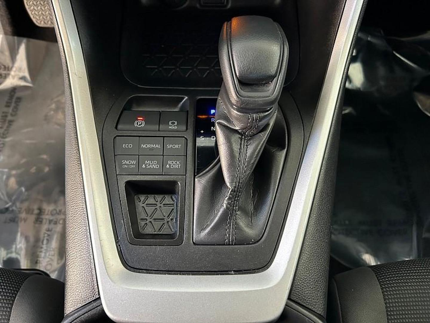 2024 WHITE Toyota RAV4 (2T3F1RFV8RC) with an 4-Cyl 2.5 Liter engine, Automatic 8-Spd w/Direct transmission, located at 412 Auto Vista Drive, Palmdale, CA, 93551, (661) 945-0620, 34.592636, -118.136681 - Photo#22