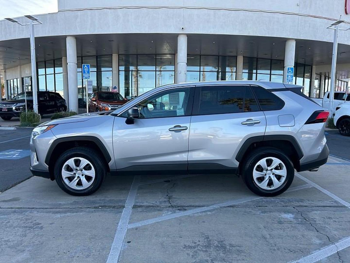 2024 SILVER Toyota RAV4 (2T3F1RFV4RW) with an 4-Cyl 2.5 Liter engine, Automatic 8-Spd w/Direct transmission, located at 412 Auto Vista Drive, Palmdale, CA, 93551, (661) 945-0620, 34.592636, -118.136681 - Photo#8