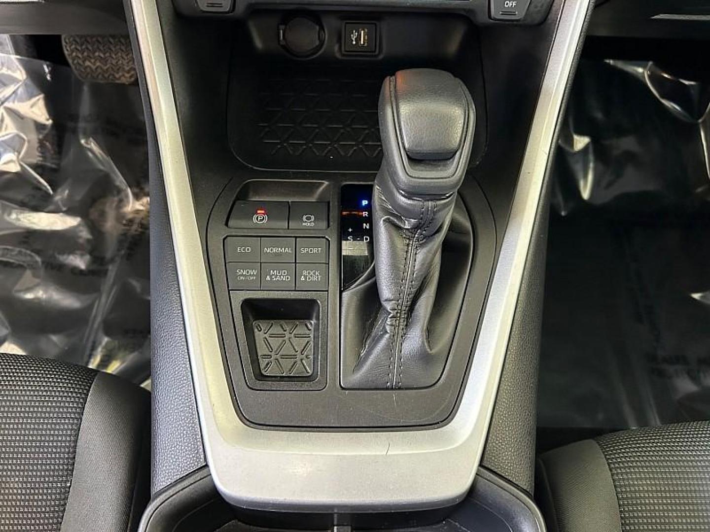 2024 SILVER Toyota RAV4 (2T3F1RFV4RW) with an 4-Cyl 2.5 Liter engine, Automatic 8-Spd w/Direct transmission, located at 412 Auto Vista Drive, Palmdale, CA, 93551, (661) 945-0620, 34.592636, -118.136681 - Photo#23