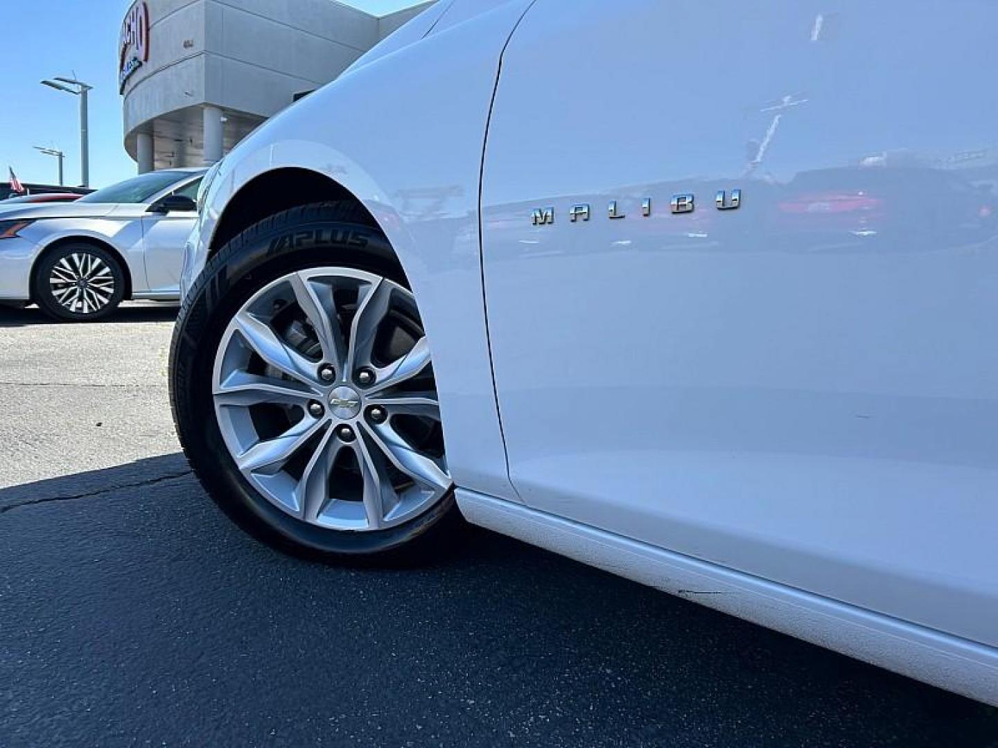 2023 WHITE Chevrolet Malibu (1G1ZD5ST7PF) with an 4-Cyl Turbo 1.5 Liter engine, Automatic CVT transmission, located at 412 Auto Vista Drive, Palmdale, CA, 93551, (661) 945-0620, 34.592636, -118.136681 - Photo#17