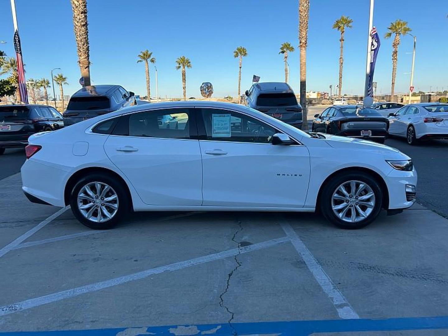 2023 WHITE Chevrolet Malibu (1G1ZD5ST2PF) with an 4-Cyl Turbo 1.5 Liter engine, Automatic CVT transmission, located at 412 Auto Vista Drive, Palmdale, CA, 93551, (661) 945-0620, 34.592636, -118.136681 - Photo#5