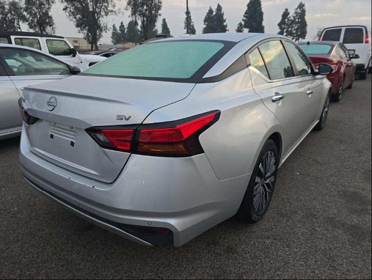 2024 SILVER Nissan Altima (1N4BL4DV3RN) with an 4-Cyl 2.5 Liter engine, Automatic Xtronic CVT transmission, located at 412 Auto Vista Drive, Palmdale, CA, 93551, (661) 945-0620, 34.592636, -118.136681 - Photo#3