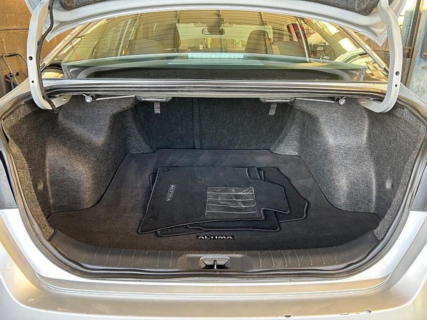 2024 SILVER Nissan Altima (1N4BL4DV3RN) with an 4-Cyl 2.5 Liter engine, Automatic Xtronic CVT transmission, located at 412 Auto Vista Drive, Palmdale, CA, 93551, (661) 945-0620, 34.592636, -118.136681 - Photo#64