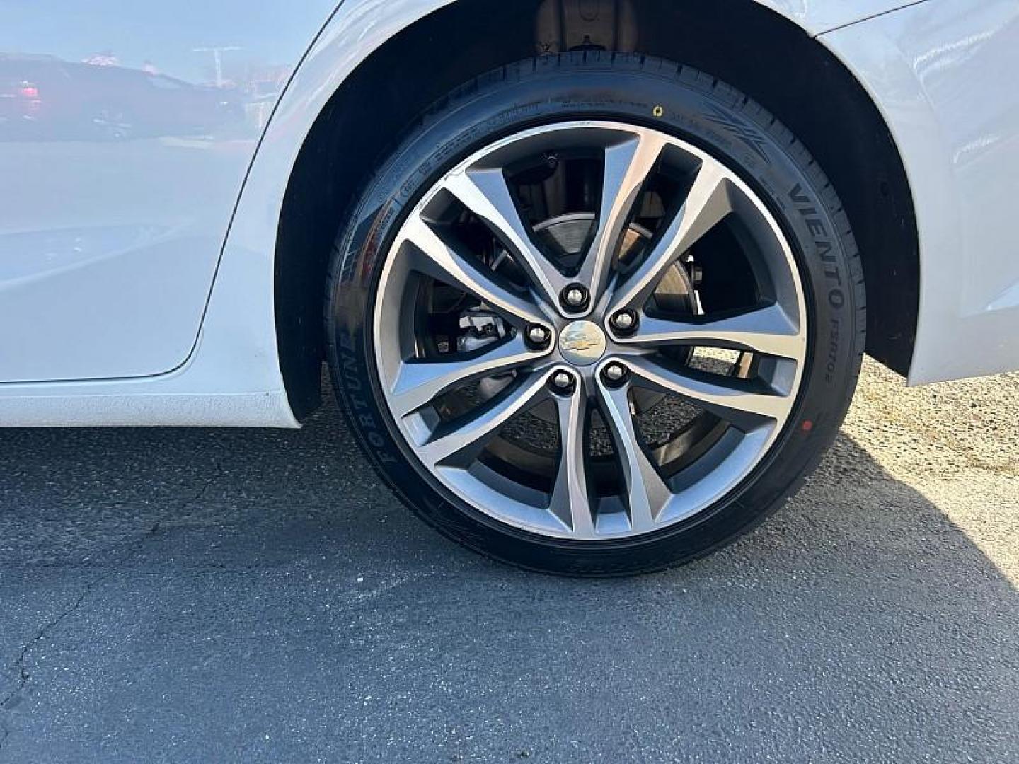 2024 WHITE Chevrolet Malibu (1G1ZE5ST4RF) with an 4-Cyl Turbo 1.5 Liter engine, Automatic CVT transmission, located at 412 Auto Vista Drive, Palmdale, CA, 93551, (661) 945-0620, 34.592636, -118.136681 - Photo#16