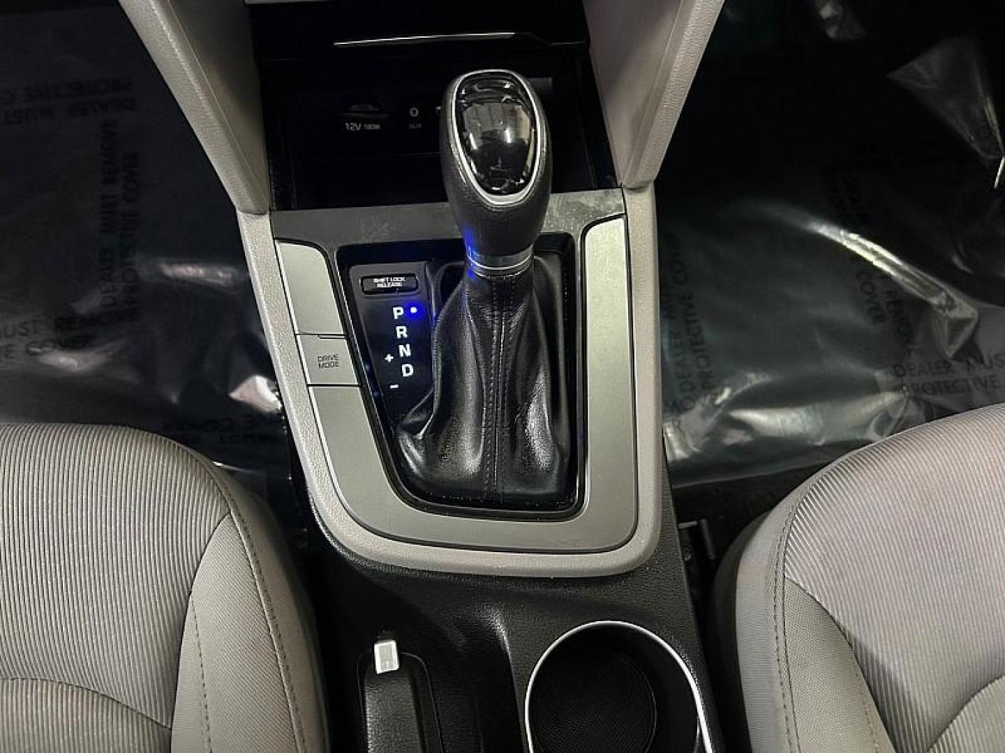 2018 SILVER Hyundai Elantra (KMHD84LF6JU) with an 4-Cyl 2.0 Liter engine, Auto 6-Spd Shiftronic transmission, located at 412 Auto Vista Drive, Palmdale, CA, 93551, (661) 945-0620, 34.592636, -118.136681 - Photo#22