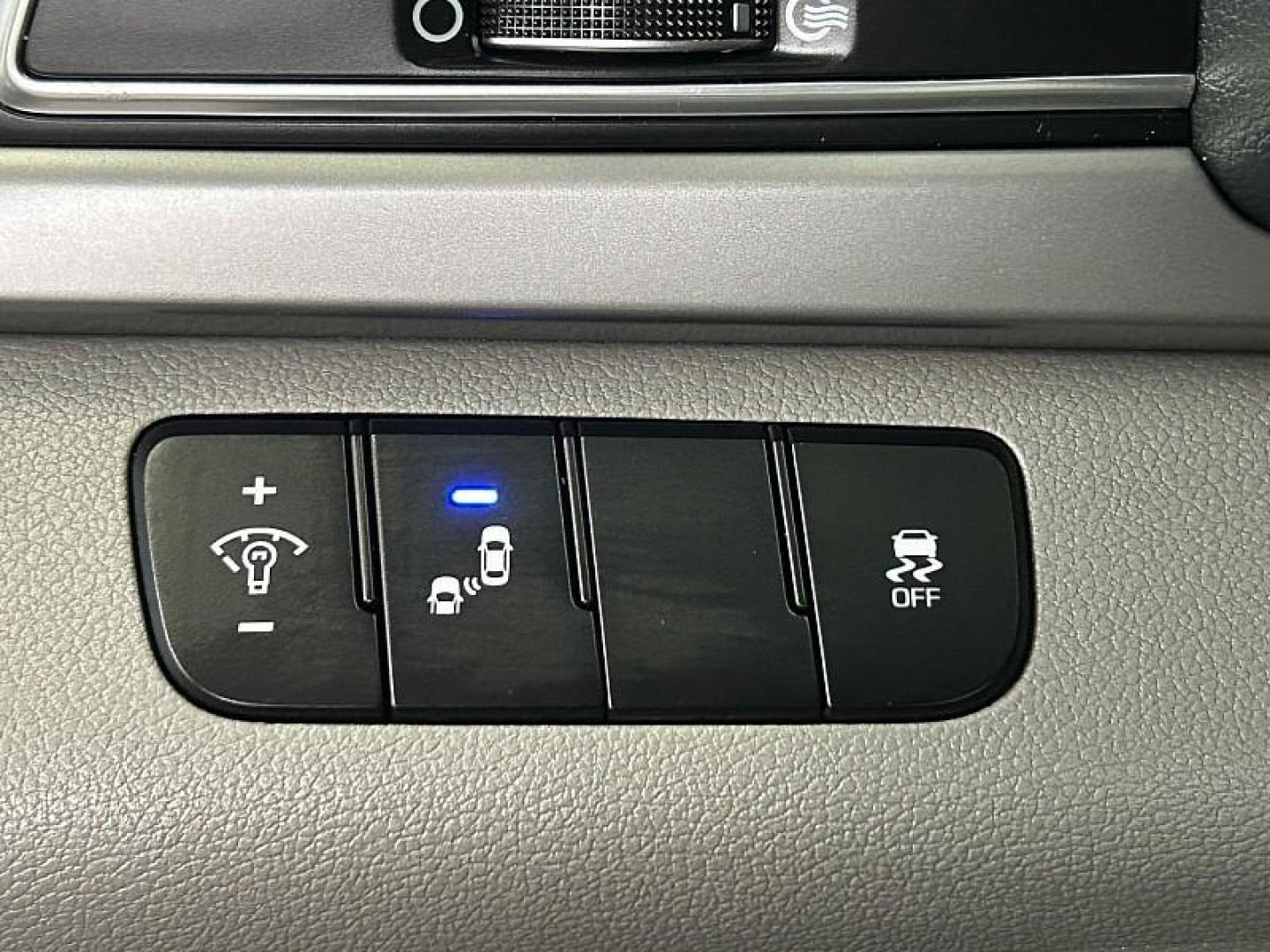 2018 SILVER Hyundai Elantra (KMHD84LF6JU) with an 4-Cyl 2.0 Liter engine, Auto 6-Spd Shiftronic transmission, located at 412 Auto Vista Drive, Palmdale, CA, 93551, (661) 945-0620, 34.592636, -118.136681 - Photo#25