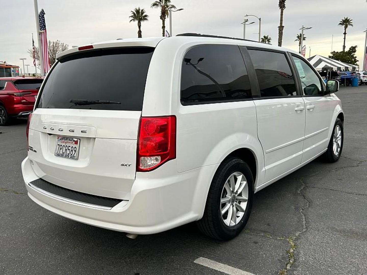 2016 WHITE Dodge Grand Caravan (2C4RDGCG6GR) with an V6 Flex Fuel 3.6 Liter engine, Automatic 6-Spd transmission, located at 412 Auto Vista Drive, Palmdale, CA, 93551, (661) 945-0620, 34.592636, -118.136681 - Photo#2
