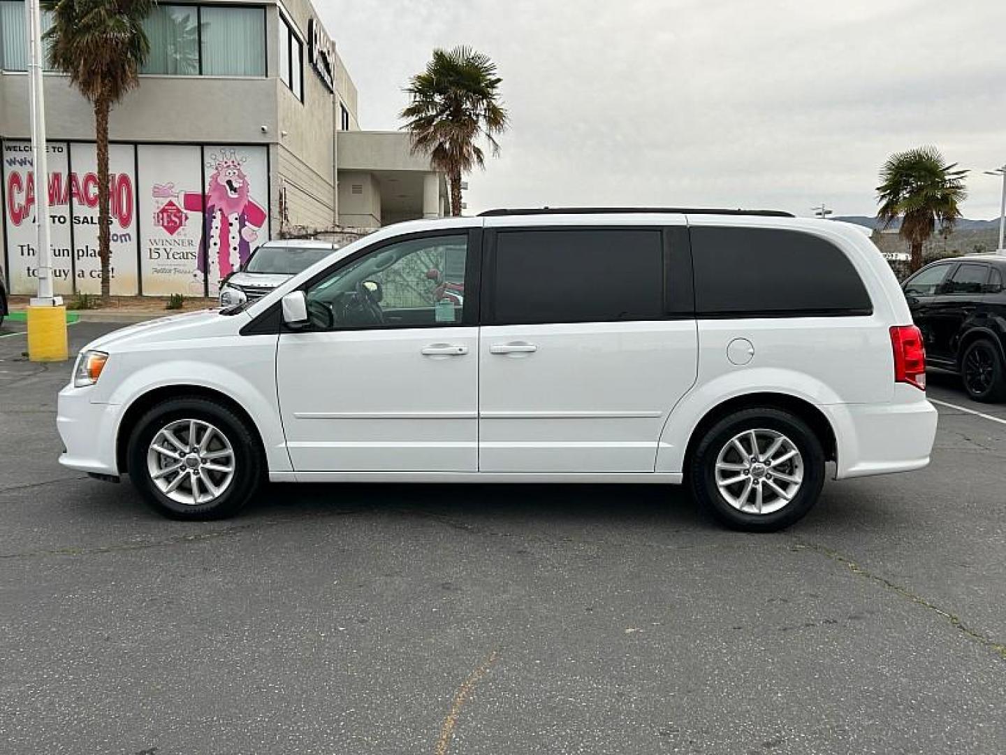 2016 WHITE Dodge Grand Caravan (2C4RDGCG6GR) with an V6 Flex Fuel 3.6 Liter engine, Automatic 6-Spd transmission, located at 412 Auto Vista Drive, Palmdale, CA, 93551, (661) 945-0620, 34.592636, -118.136681 - Photo#5