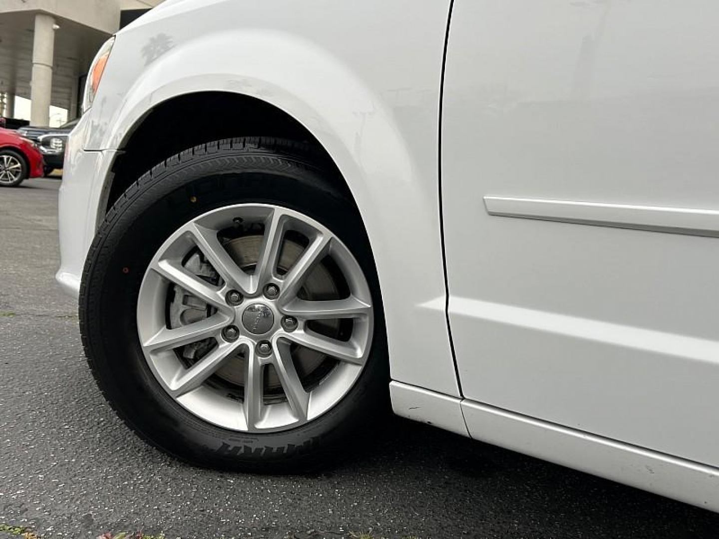 2016 WHITE Dodge Grand Caravan (2C4RDGCG6GR) with an V6 Flex Fuel 3.6 Liter engine, Automatic 6-Spd transmission, located at 412 Auto Vista Drive, Palmdale, CA, 93551, (661) 945-0620, 34.592636, -118.136681 - Photo#8