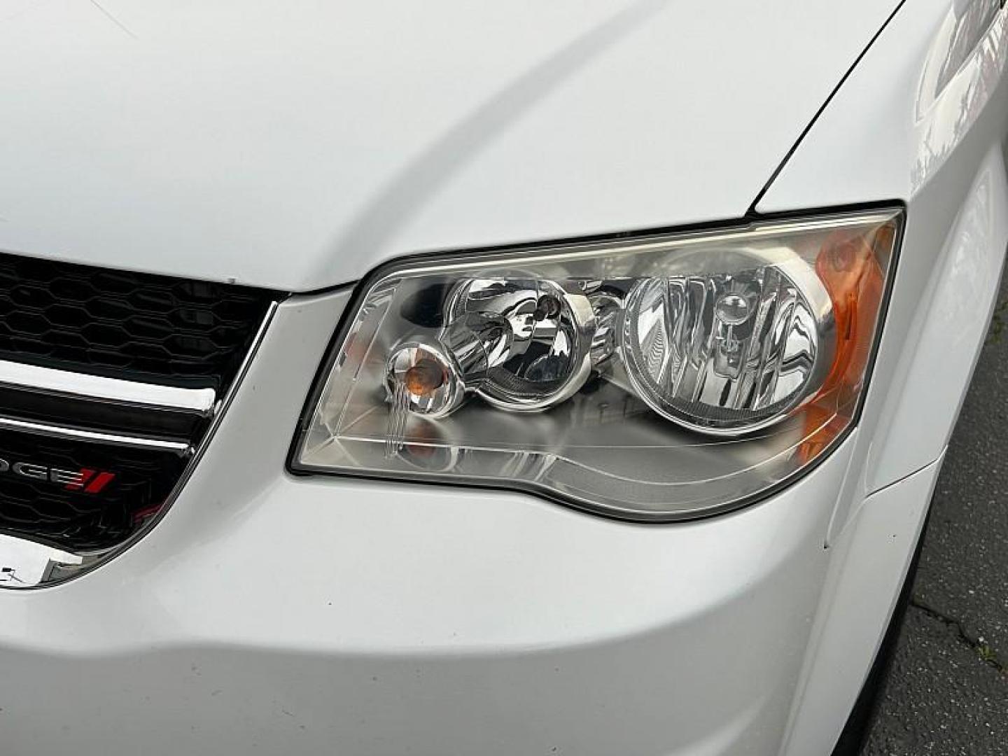 2016 WHITE Dodge Grand Caravan (2C4RDGCG6GR) with an V6 Flex Fuel 3.6 Liter engine, Automatic 6-Spd transmission, located at 412 Auto Vista Drive, Palmdale, CA, 93551, (661) 945-0620, 34.592636, -118.136681 - Photo#9