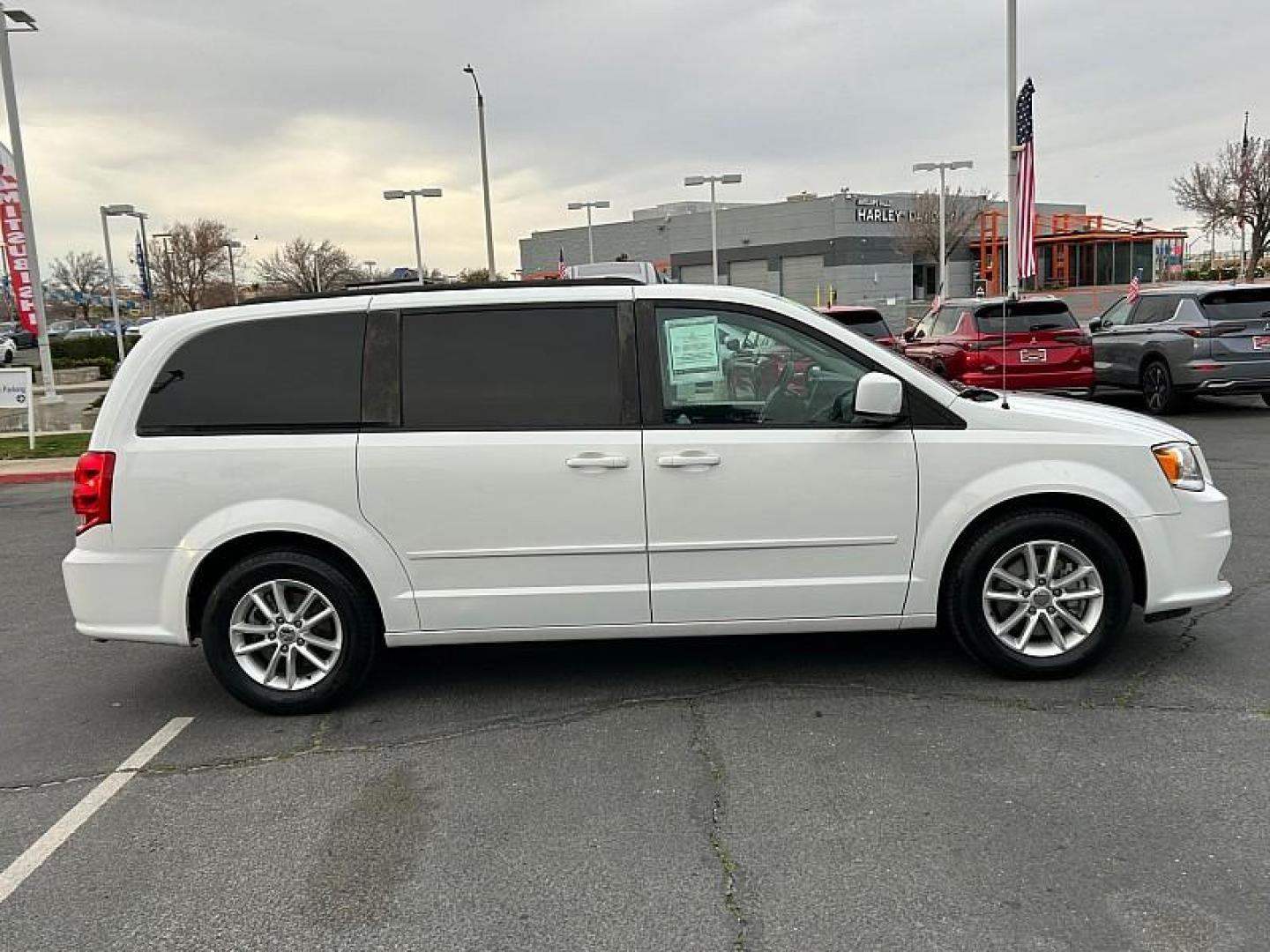 2016 WHITE Dodge Grand Caravan (2C4RDGCG6GR) with an V6 Flex Fuel 3.6 Liter engine, Automatic 6-Spd transmission, located at 412 Auto Vista Drive, Palmdale, CA, 93551, (661) 945-0620, 34.592636, -118.136681 - Photo#11