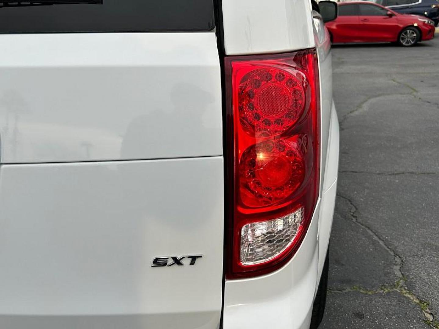 2016 WHITE Dodge Grand Caravan (2C4RDGCG6GR) with an V6 Flex Fuel 3.6 Liter engine, Automatic 6-Spd transmission, located at 412 Auto Vista Drive, Palmdale, CA, 93551, (661) 945-0620, 34.592636, -118.136681 - Photo#14