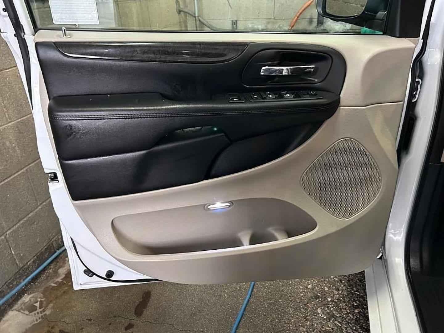 2016 WHITE Dodge Grand Caravan (2C4RDGCG6GR) with an V6 Flex Fuel 3.6 Liter engine, Automatic 6-Spd transmission, located at 412 Auto Vista Drive, Palmdale, CA, 93551, (661) 945-0620, 34.592636, -118.136681 - Photo#17