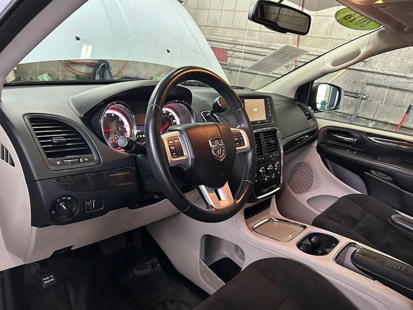 2016 WHITE Dodge Grand Caravan (2C4RDGCG6GR) with an V6 Flex Fuel 3.6 Liter engine, Automatic 6-Spd transmission, located at 412 Auto Vista Drive, Palmdale, CA, 93551, (661) 945-0620, 34.592636, -118.136681 - Photo#18