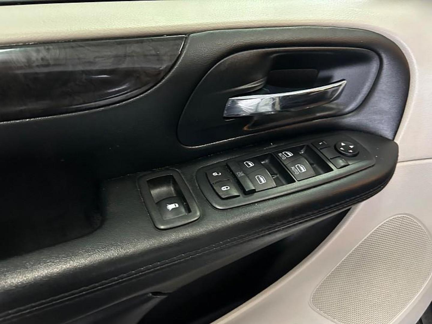 2016 WHITE Dodge Grand Caravan (2C4RDGCG6GR) with an V6 Flex Fuel 3.6 Liter engine, Automatic 6-Spd transmission, located at 412 Auto Vista Drive, Palmdale, CA, 93551, (661) 945-0620, 34.592636, -118.136681 - Photo#26