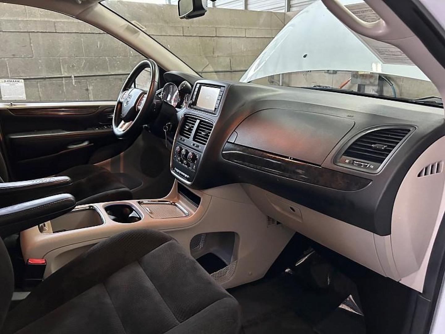 2016 WHITE Dodge Grand Caravan (2C4RDGCG6GR) with an V6 Flex Fuel 3.6 Liter engine, Automatic 6-Spd transmission, located at 412 Auto Vista Drive, Palmdale, CA, 93551, (661) 945-0620, 34.592636, -118.136681 - Photo#27