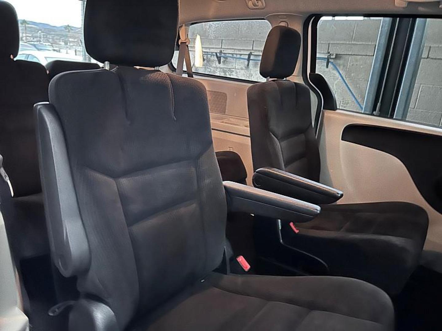 2016 WHITE Dodge Grand Caravan (2C4RDGCG6GR) with an V6 Flex Fuel 3.6 Liter engine, Automatic 6-Spd transmission, located at 412 Auto Vista Drive, Palmdale, CA, 93551, (661) 945-0620, 34.592636, -118.136681 - Photo#28