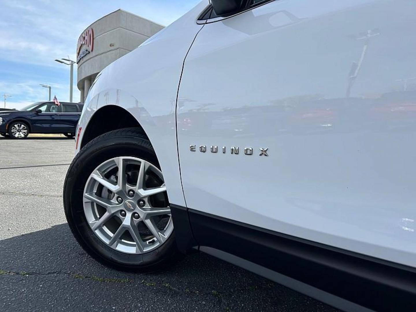 2024 WHITE Chevrolet Equinox (3GNAXUEG9RL) with an 4-Cyl Turbo 1.5 Liter engine, Automatic 6-Spd w/Overdrive transmission, located at 412 Auto Vista Drive, Palmdale, CA, 93551, (661) 945-0620, 34.592636, -118.136681 - Photo#6