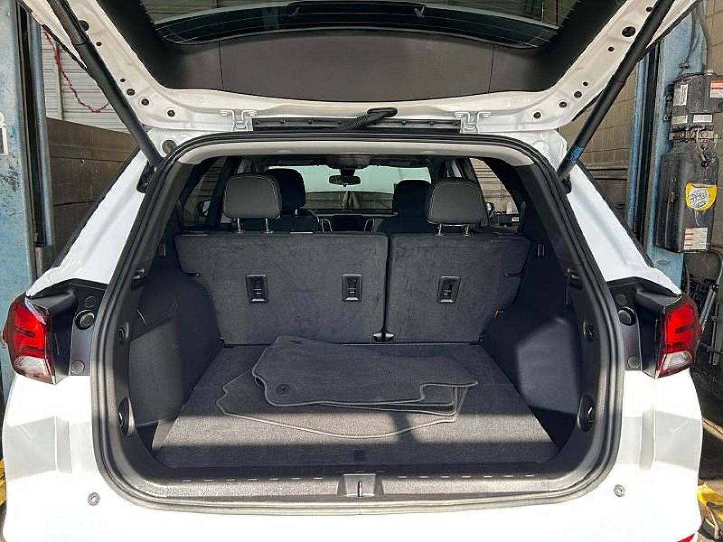 2024 WHITE Chevrolet Equinox (3GNAXUEG9RL) with an 4-Cyl Turbo 1.5 Liter engine, Automatic 6-Spd w/Overdrive transmission, located at 412 Auto Vista Drive, Palmdale, CA, 93551, (661) 945-0620, 34.592636, -118.136681 - Photo#27