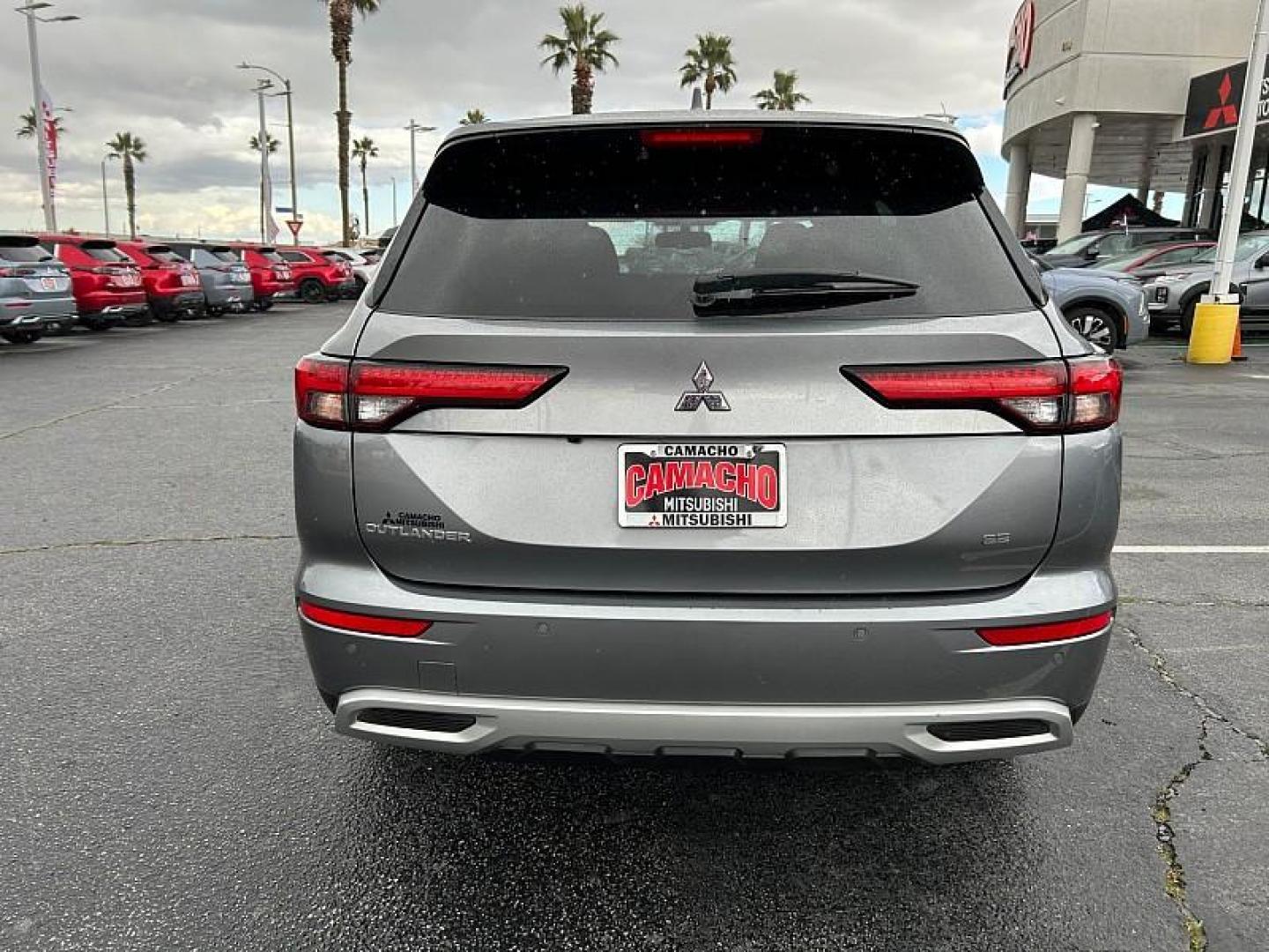 2024 SILVER Mitsubishi Outlander (JA4J3VA80RZ) with an 4-Cyl 2.5 Liter engine, Automatic CVT transmission, located at 412 Auto Vista Drive, Palmdale, CA, 93551, (661) 945-0620, 34.592636, -118.136681 - Photo#3