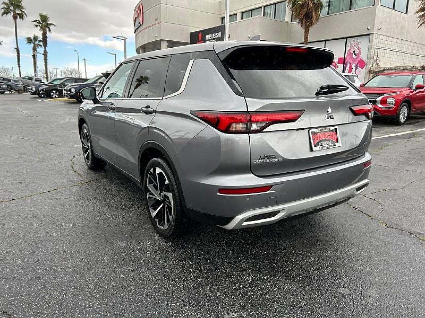 2024 SILVER Mitsubishi Outlander (JA4J3VA80RZ) with an 4-Cyl 2.5 Liter engine, Automatic CVT transmission, located at 412 Auto Vista Drive, Palmdale, CA, 93551, (661) 945-0620, 34.592636, -118.136681 - Photo#4