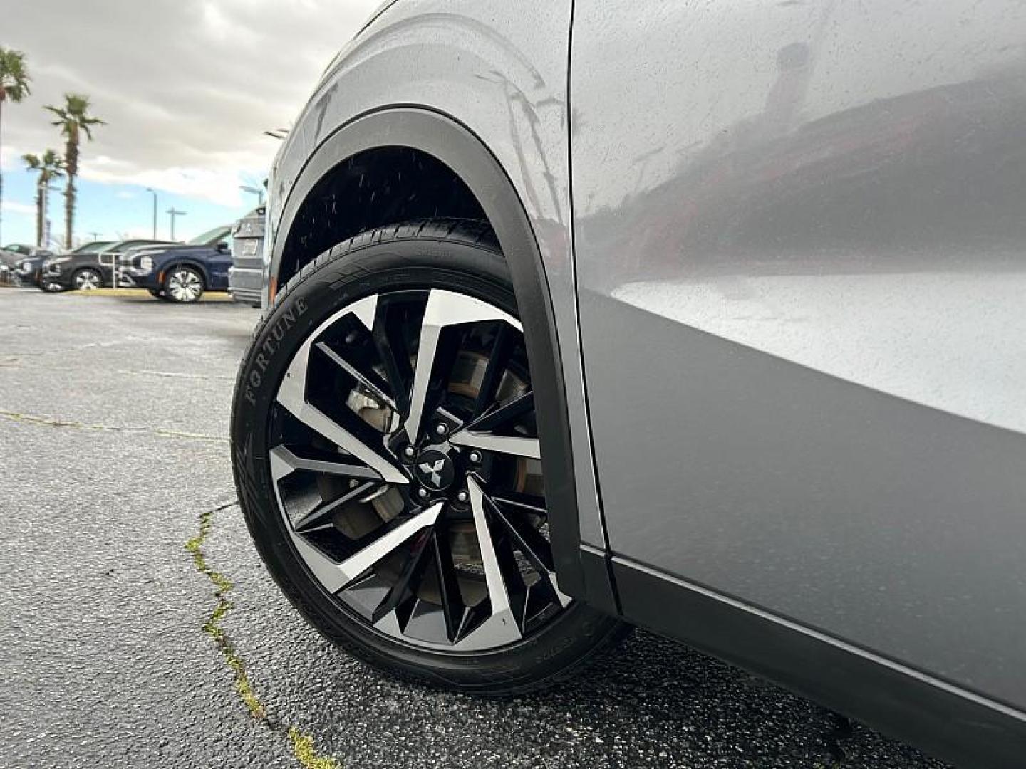 2024 SILVER Mitsubishi Outlander (JA4J3VA80RZ) with an 4-Cyl 2.5 Liter engine, Automatic CVT transmission, located at 412 Auto Vista Drive, Palmdale, CA, 93551, (661) 945-0620, 34.592636, -118.136681 - Photo#7