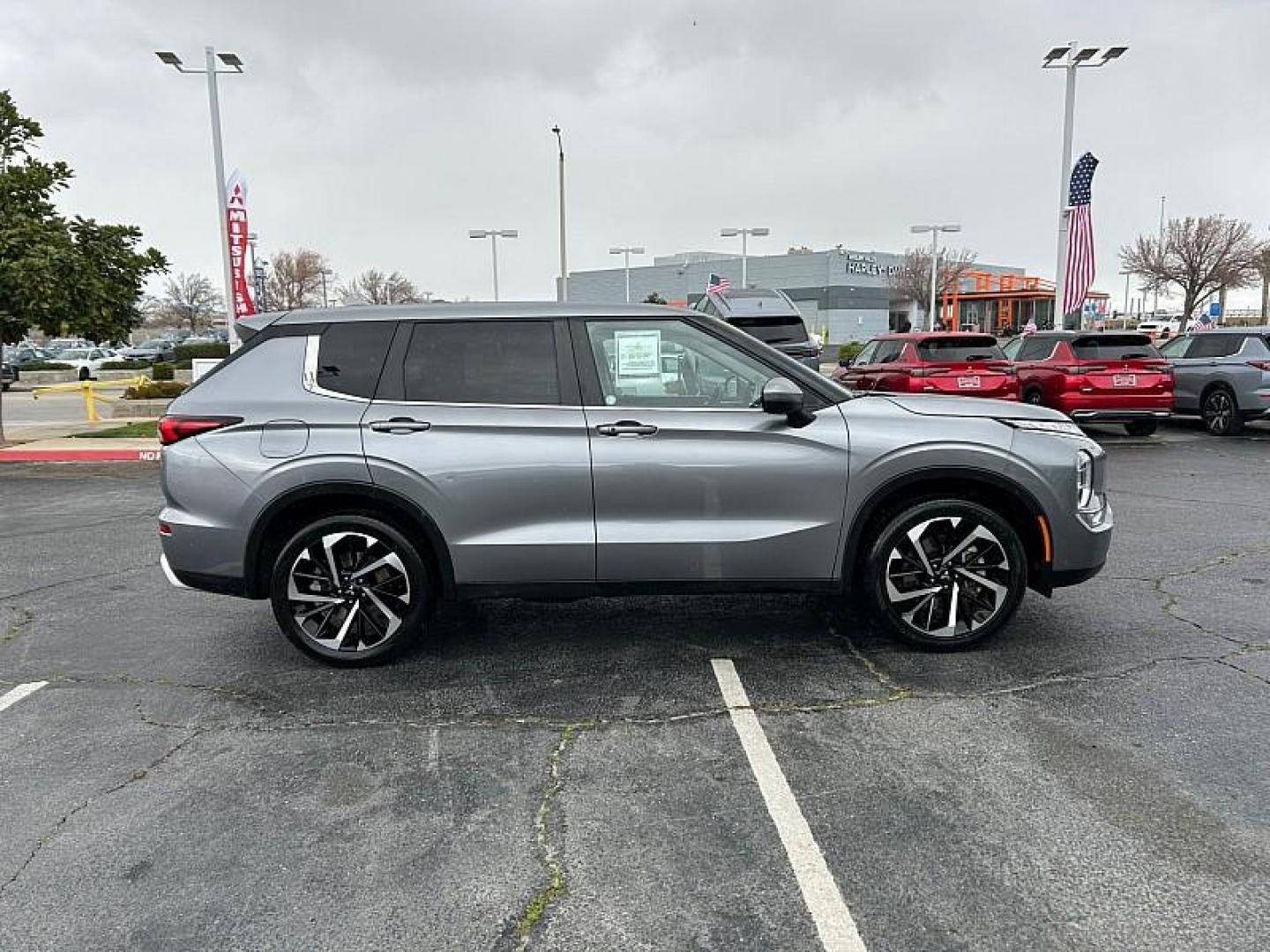 2024 SILVER Mitsubishi Outlander (JA4J3VA80RZ) with an 4-Cyl 2.5 Liter engine, Automatic CVT transmission, located at 412 Auto Vista Drive, Palmdale, CA, 93551, (661) 945-0620, 34.592636, -118.136681 - Photo#10