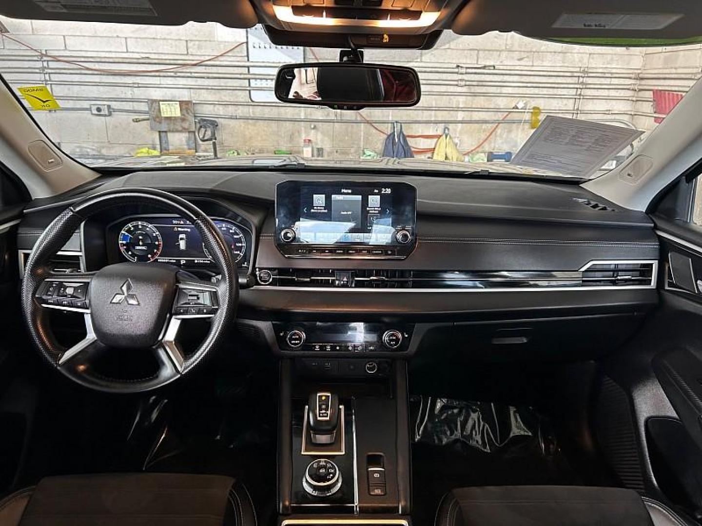 2024 SILVER Mitsubishi Outlander (JA4J3VA80RZ) with an 4-Cyl 2.5 Liter engine, Automatic CVT transmission, located at 412 Auto Vista Drive, Palmdale, CA, 93551, (661) 945-0620, 34.592636, -118.136681 - Photo#22