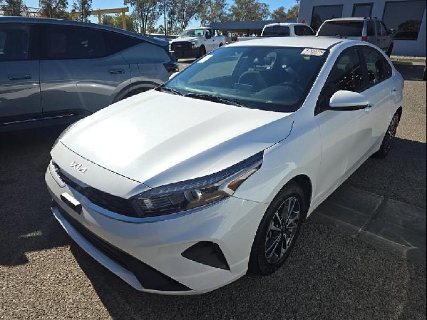 2024 WHITE Kia Forte (3KPF24AD6RE) with an 4-Cyl 2.0 Liter engine, Automatic IVT transmission, located at 412 Auto Vista Drive, Palmdale, CA, 93551, (661) 945-0620, 34.592636, -118.136681 - Photo#0