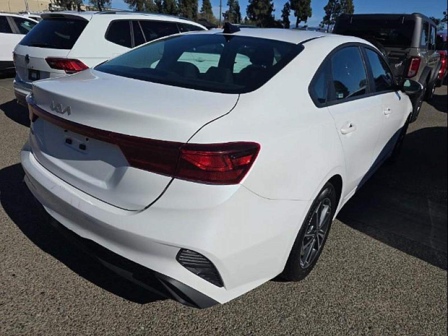 2024 WHITE Kia Forte (3KPF24AD6RE) with an 4-Cyl 2.0 Liter engine, Automatic IVT transmission, located at 412 Auto Vista Drive, Palmdale, CA, 93551, (661) 945-0620, 34.592636, -118.136681 - Photo#2