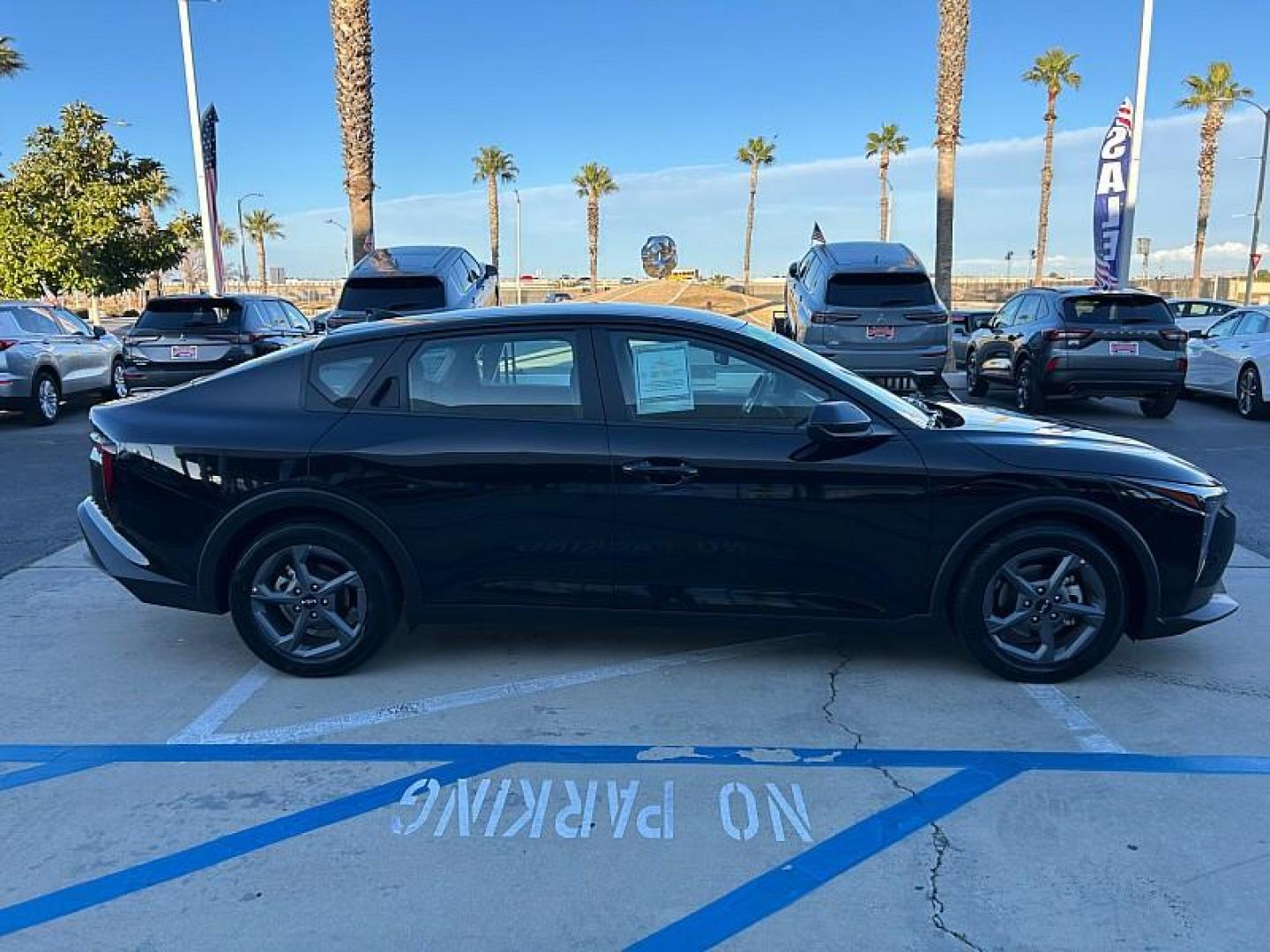2025 BLACK Kia K4 (3KPFT4DE5SE) with an 4-Cyl 2.0 Liter engine, Automatic IVT transmission, located at 412 Auto Vista Drive, Palmdale, CA, 93551, (661) 945-0620, 34.592636, -118.136681 - Photo#5