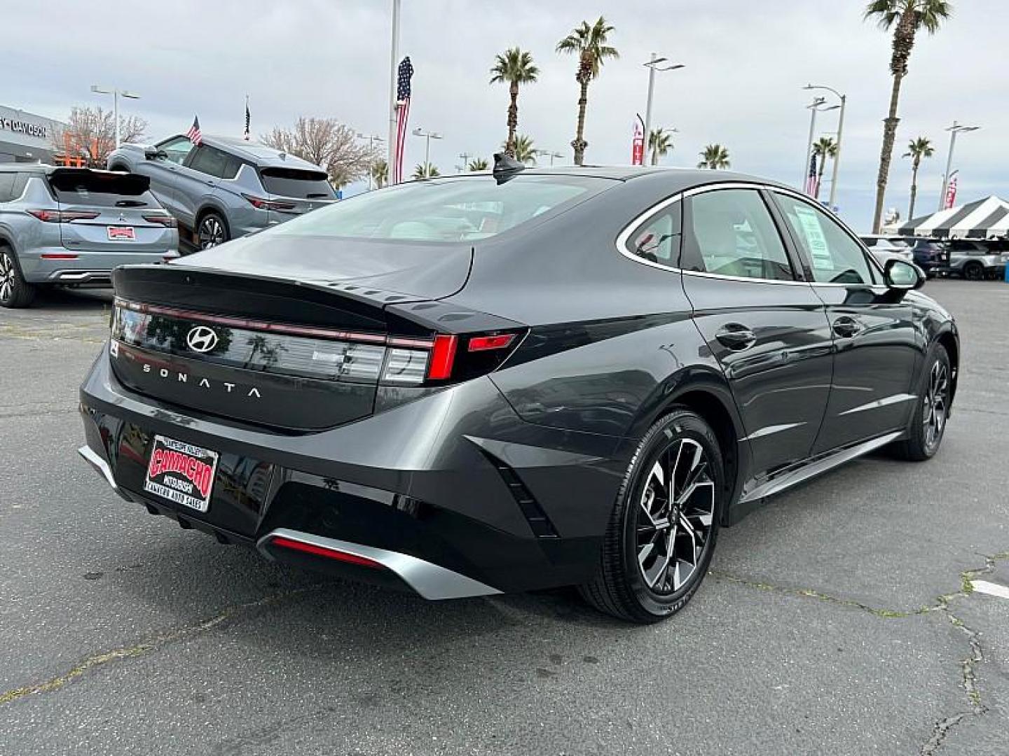2025 BLACK Hyundai Sonata (KMHL64JA8SA) with an 4-Cyl 2.5 Liter engine, Automatic 8-Spd transmission, located at 412 Auto Vista Drive, Palmdale, CA, 93551, (661) 945-0620, 34.592636, -118.136681 - Photo#4